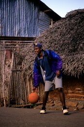 Ball;-Comoros-Archipelago;-Corrugated-iron;-France;-Hut;-Indian-Ocean;-Kaleidos;-Kaleidos-images;-La-parole-à-limage;-Laurent-Abad;-Mayotte;-Play;-Sport;-Stories-Pictures;-Street;-Teenager